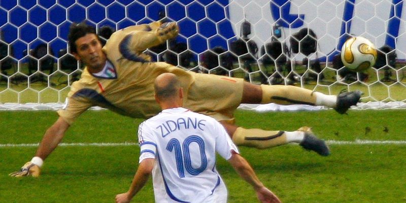 Zidane ngạo nghễ trước Ý Zidane ngạo nghễ trước Ý
